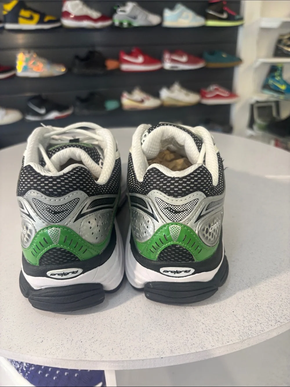 Saucony ProGrid Omni 9 in Silver/Green Mens Size 9